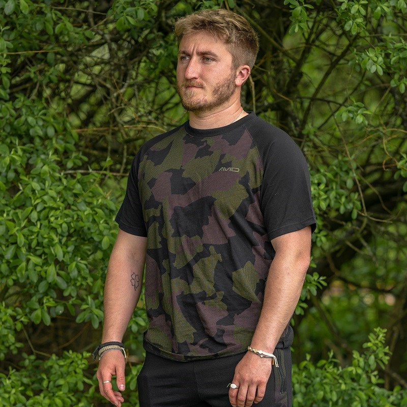 Avid Carp Tričko Distortion Camo Lite T-Shirt Velikost: M (obrázek 8)