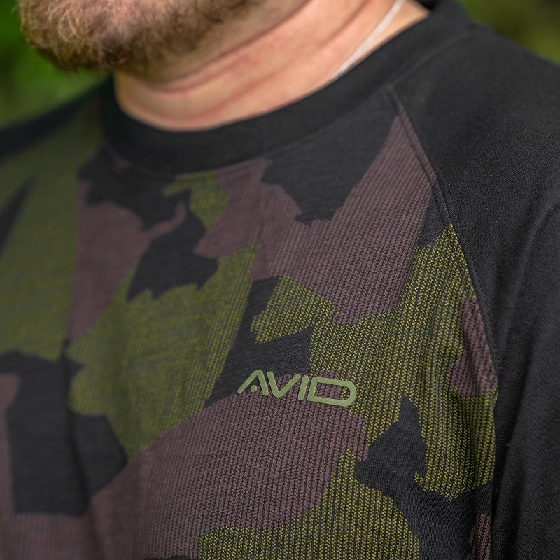 Avid Carp Tričko Distortion Camo Lite T-Shirt Velikost: M (obrázek 9)