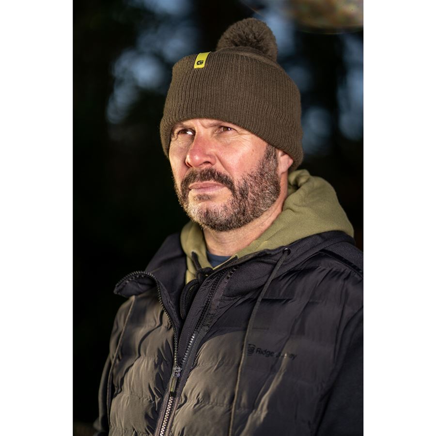 RidgeMonkey Čepice APEarel Dropback Bobble Hat Green - Obrázek 3