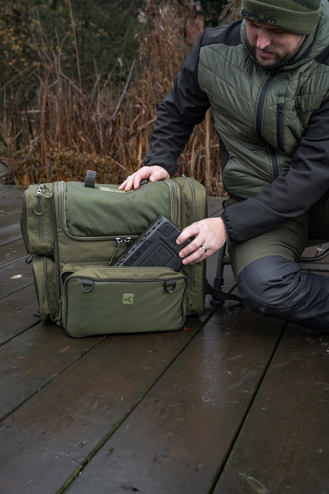 Korum Batoh Progress Rucksack 35l (obrázek 10)