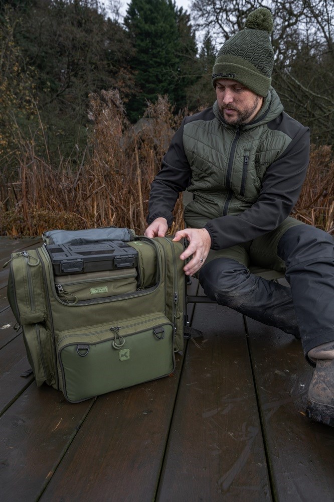 Korum Batoh Progress Rucksack 35l (obrázek 11)