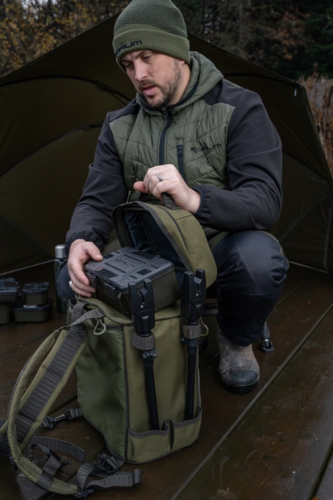 Korum Batoh Progress Roversack 25l (obrázek 11)