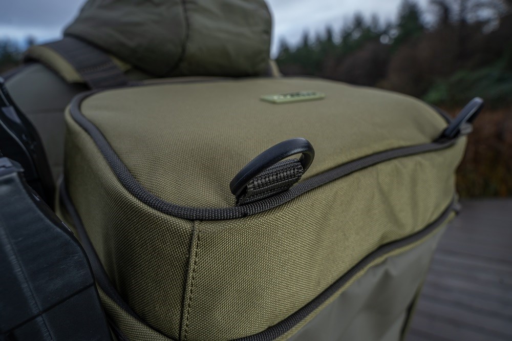 Korum Batoh Progress Roversack 25l (obrázek 9)