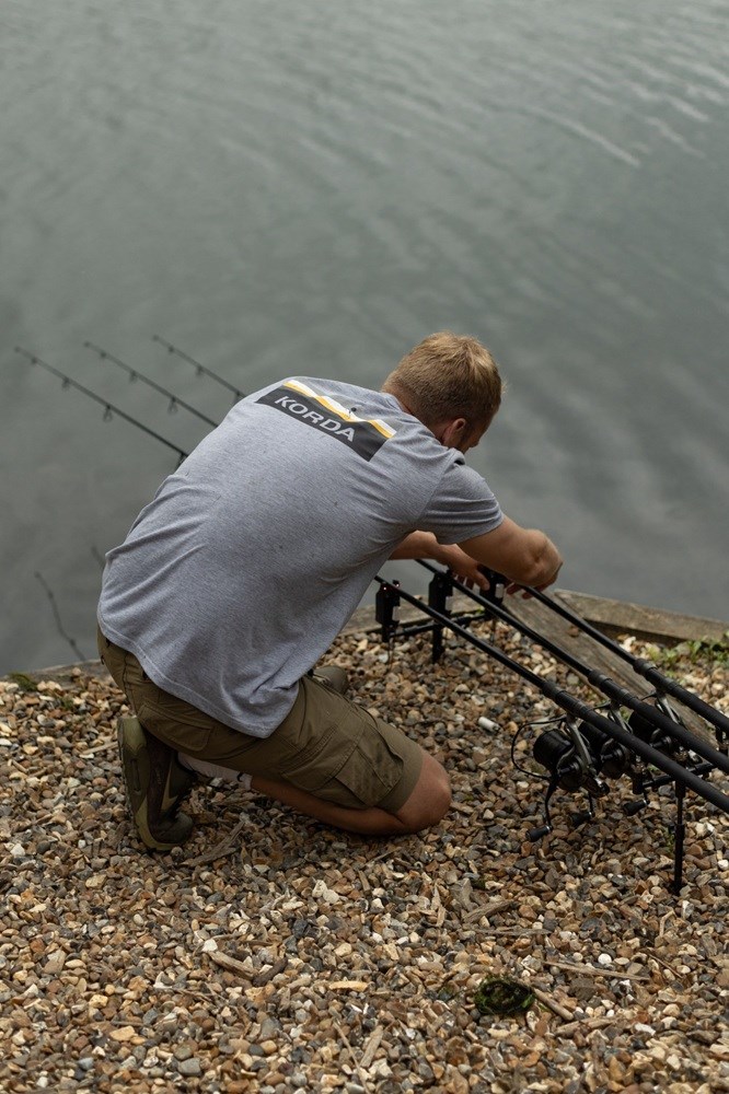 Korda Tričko Lakebed Tee Grey Velikost: L (obrázek 8)