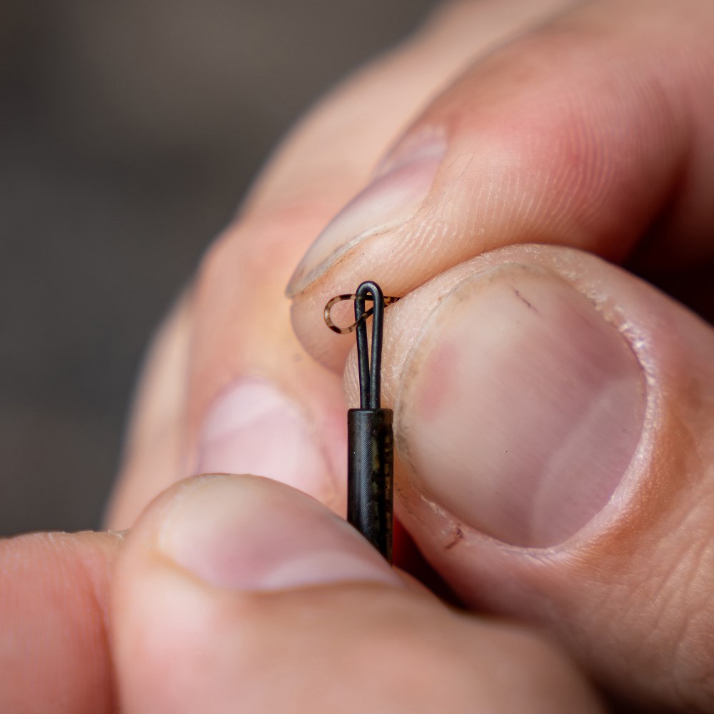 Avid Carp Montáž Outline FleckTone Ring Swivel Bag Stems Velikost: Short (obrázek 6)