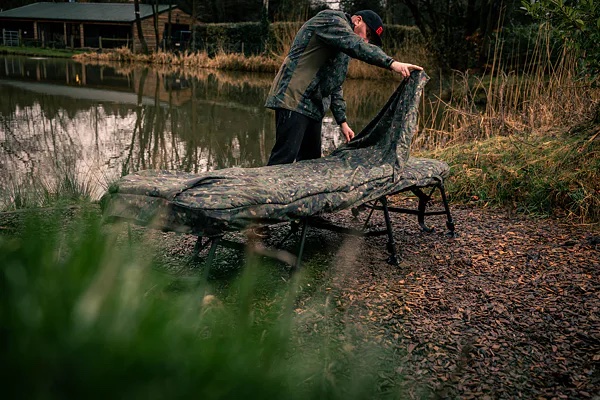 Trakker Products Trakker Přehoz na Lehátko RLX Bed Cover Camo (obrázek 4)