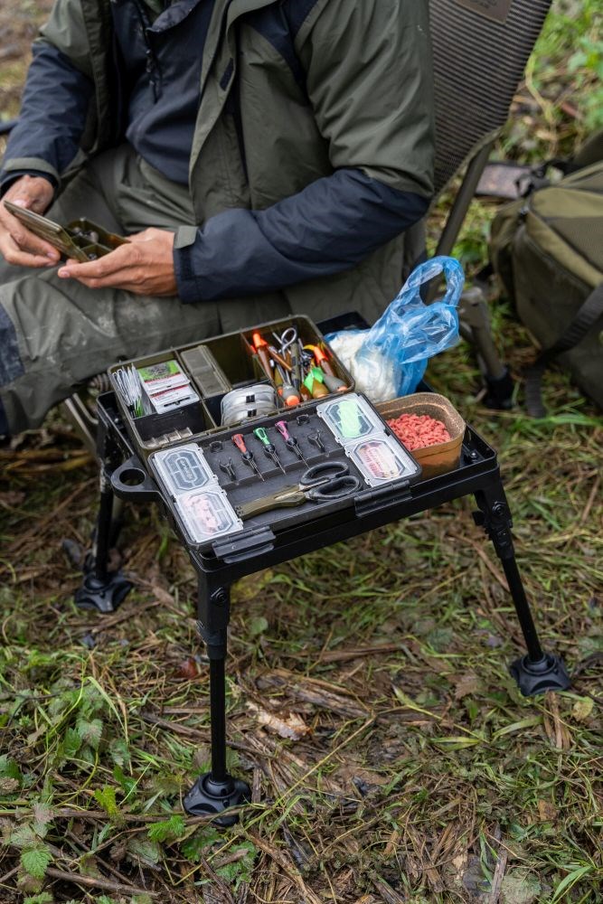 Korum Stolek Free Standing Side Tray (obrázek 7)
