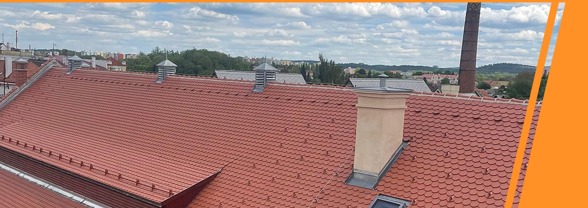 Pálená bobrovka se sněhovými háky nad střechami města – kalkulačka materiálu