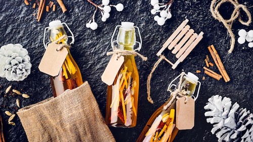 Vánoční likér se zázvorem, skořicí a hřebíčkem