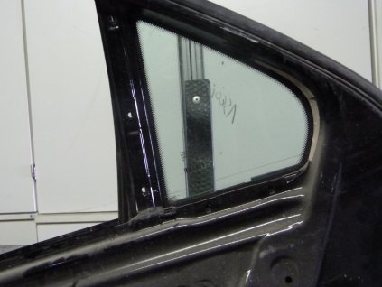 Mercedes E W212 Lift Sedan - pravé zadni okno
