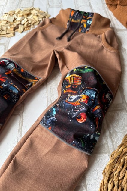 Nezateplené rostoucí softshellové kalhoty s kapsami a nabíranými koleny ,,Traktory,, - rezavé, tmavě šedé, černé