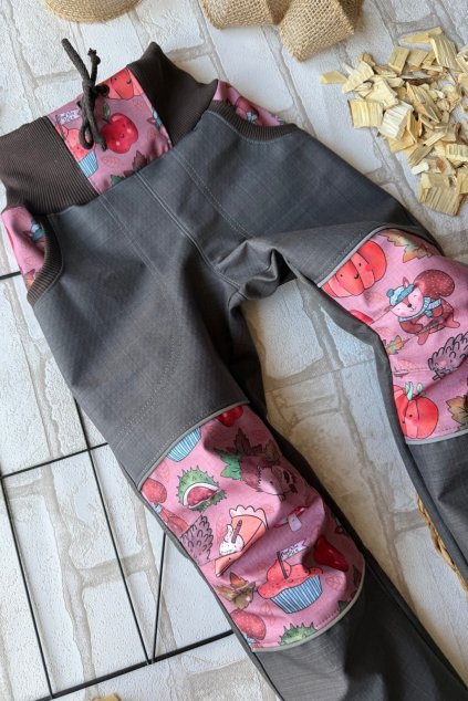 Nezateplené rostoucí softshellové kalhoty s kapsami a nabíranými koleny ,,Podzimní vzory,, - rezavé, tmavě šedé, černé, růžové, bordo, petrolejové