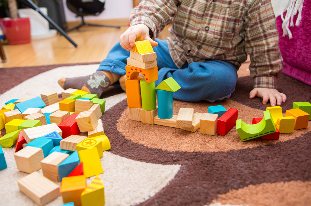 8 dôvodov, prečo by sa vaše dieťatko malo hrať s drevenými hračkami