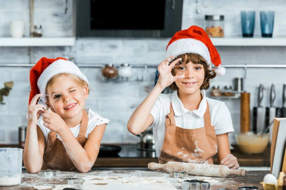 Deti pečú vianočné pečivo