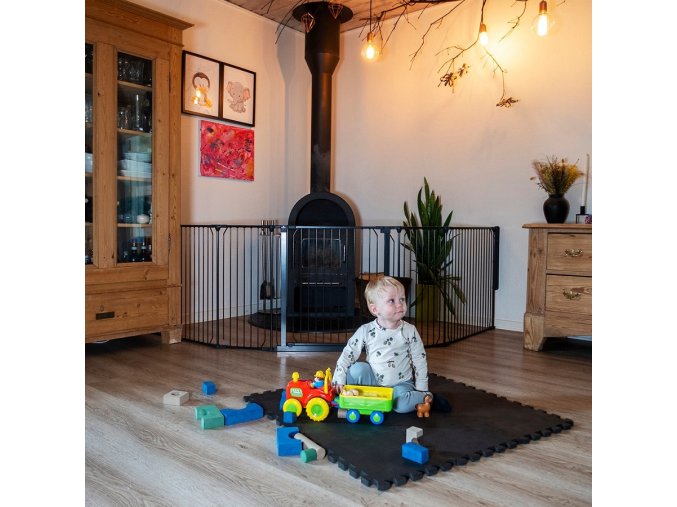 carl xx Univerzální prostorová zábrana BabyDan Carl XX Wide, černá, do interieru i pro exteriér, chrání děti i pejsky a koťata.