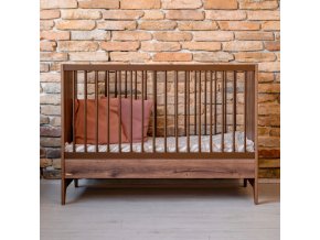 Detská postieľka Nest Walnut 140x70 orech masív so vstavanou zábranou, prestaviteľná na posteľ Junior