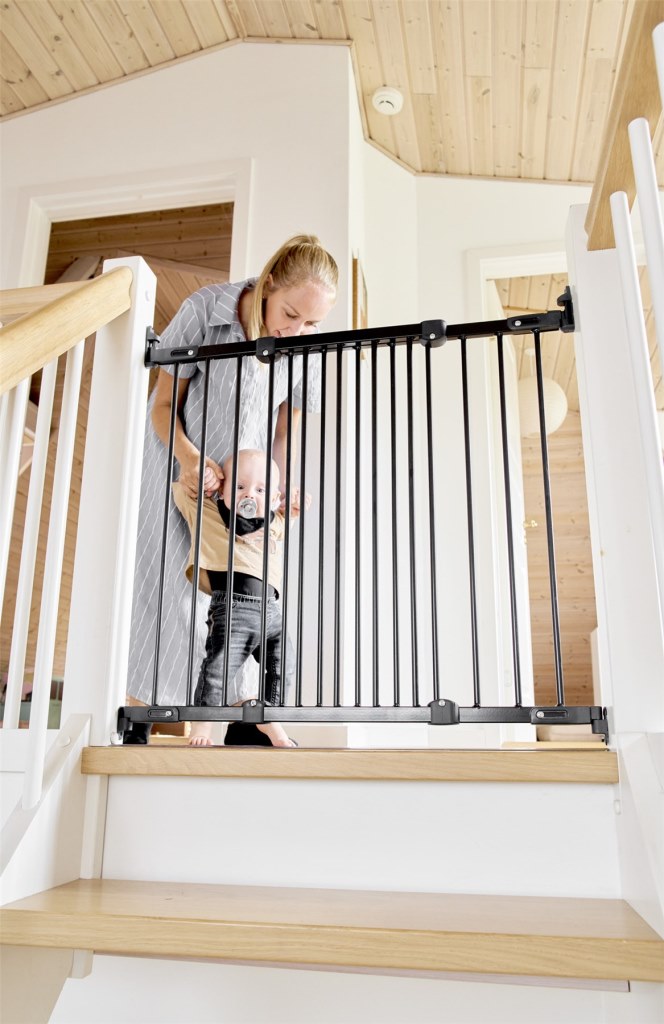 Zábrana Babydan Ebba Black 67-105,5 cm kov, skrutkovacia