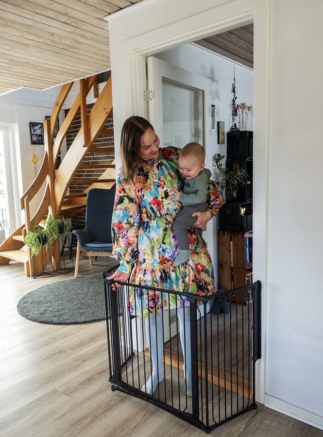 Univerzálna priestorová zábrana BabyDan Carl Wide, čierna  90cm - 146cm