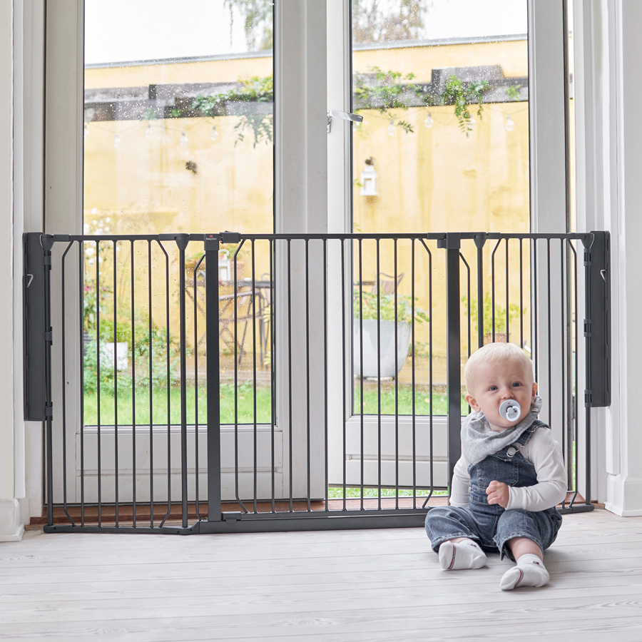 Univerzálna priestorová zábrana BabyDan CombiFit M, čierna  90cm - 146cm