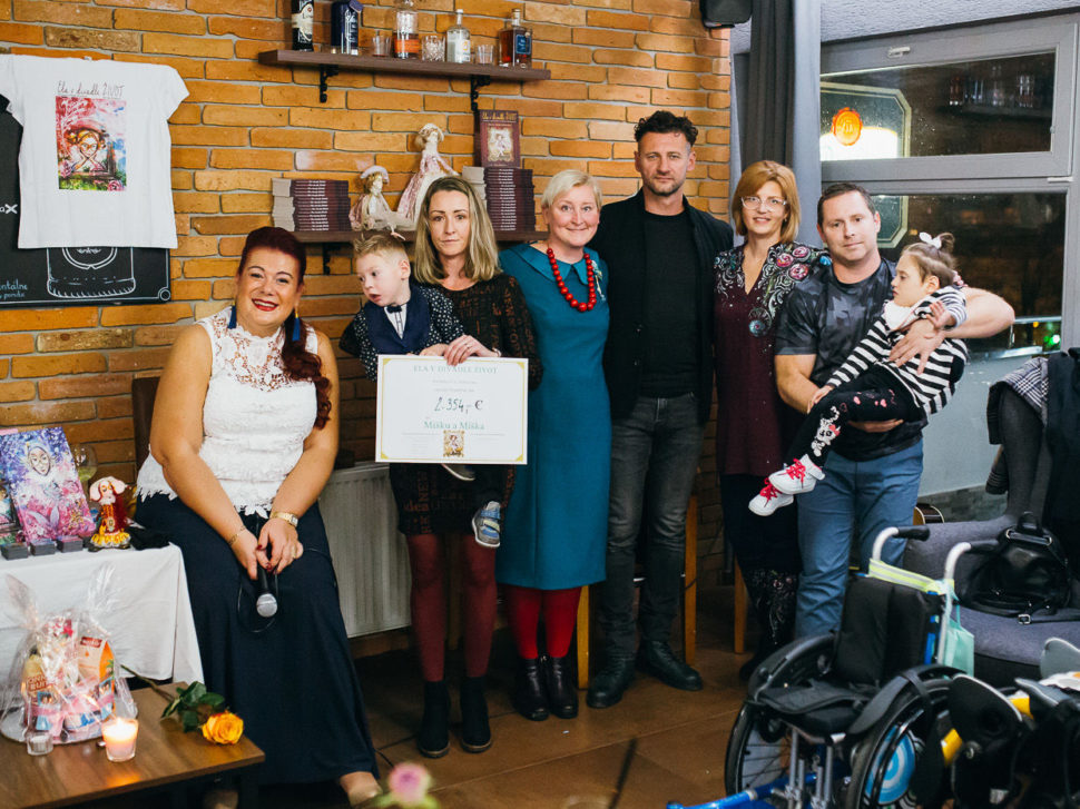 Rozprávkovú knihu "Ela v divadle ŽIVOT", ktorú vo Zvolene krstil charizmatický Marko Igonda, sme vydražili v sume 310 Eur a celkovou sumou 2.354 Eur sme pomohli ďalšej rodine
