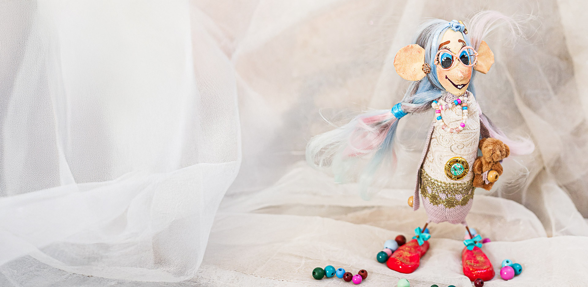 Bábka s veľkými ušami a očami