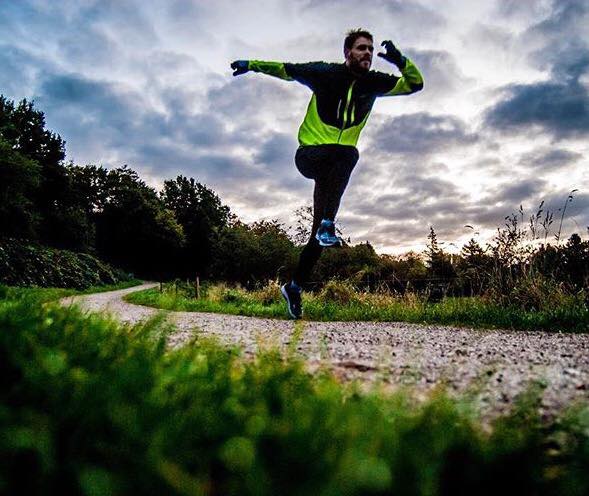 Udržení hustoty kostí u starších mužů-běžců je nezávislé na změnách tréninkového objemu nebo VO2max.