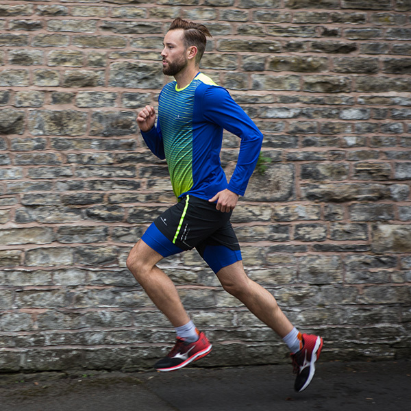 Posun svalové strategie při běhu: závislost rychlosti běhu na výkonu svalů kyčle a kotníku