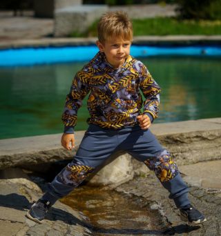 🧢🚜 Nová kolekce pro malé stavbyvedoucí je tady! Náš malý model dnes testuje zbrusu novou teplákovou soupravu s oblíbenými...