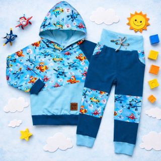 ✈️ Novinka, která rozzáří každý den! 💙 Naše tepláková souprava s veselými letadýlky je jako stvořená pro malé dobrodruhy....