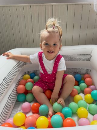 Rozárka dneska objevila svoje malé „letní království“ 💛 Bazének plný balónků, smích a žádné starosti. Tyhle chvíle miluju…...