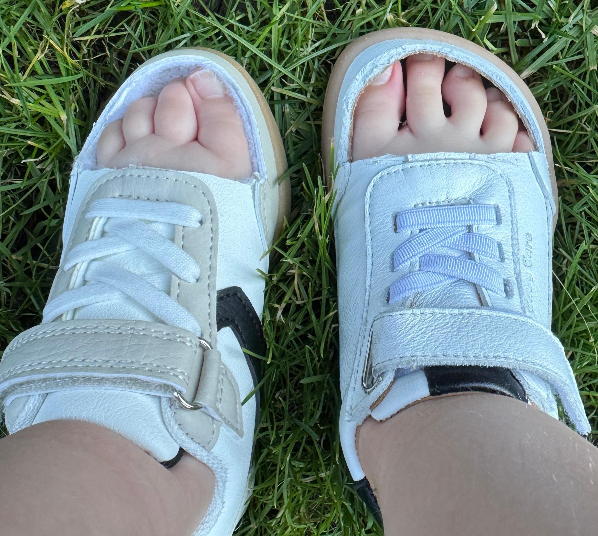 Klasické dětské tenisky vs. barefoot tenisky: jaký je v nich rozdíl?