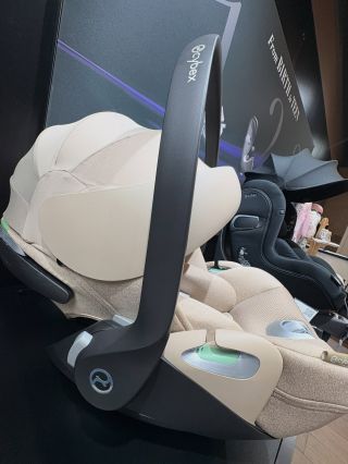 🤎 CYBEX Cloud T i-Size Plus v krásném odstínu Cozy Beige 🤎 Jedna z nejoblíbenějších autosedaček CYBEX je právě skladem u...