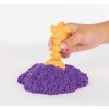 spin master kinetic sand krabice tekuteho pisku s podlozkou fialova 6
