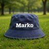 modry klobuk s vlastnym menom