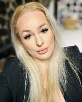 ✨ Dnes je Medzinárodný deň komplimentov ✨ A ja by som ho chcela venovať všetkým ženám. Ste úžasné presne také, aké ste....