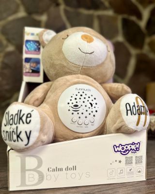 Niektoré darčeky sa časom odložia do poličky. Iné sa stanú súčasťou príbehu. 🤍 Tento macík nie je len hračka. Je to...