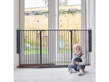 Univerzálna priestorová zábrana BabyDan CombiFit M, čierna, aj pre exteriér Univerzálna chráni deti aj psíkov a mačiatka.