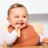 NATTOU Podbradník silikónový so zapínaním (Variant NATTOU Podbradník silikónový so zapínaním okrový bez BPA)