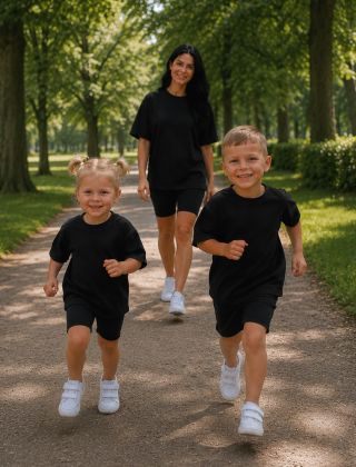 Jednou přijde den, kdy už nebudou chtít být jako Vy. Dnes se ale ještě pyšně usmívají, když můžou říct: „Mami, jsme...