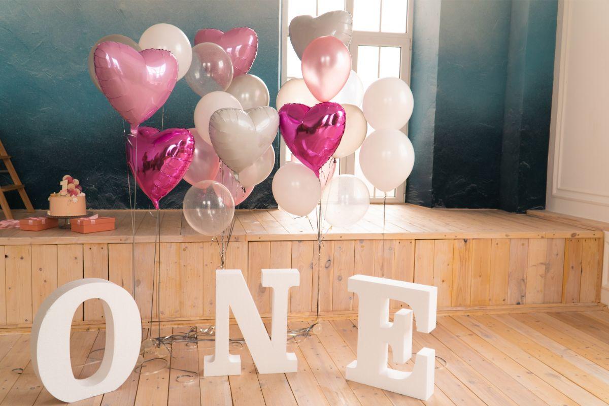 Prvý rok dieťaťa: Kľúčové vývojové míľniky, ako ich sledovať a podporovať