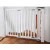 Geuther Schodišťová zábrana 67 - 95 cm, white wood - babystar.cz
