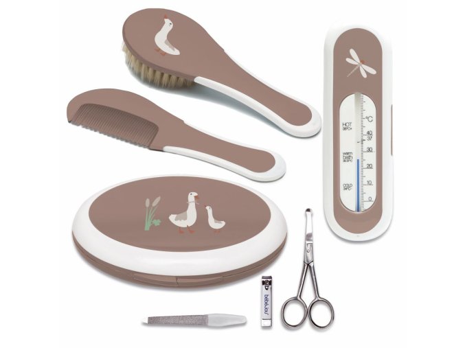 Dárková sada Bébé-Jou Dear Goose, hnědá, Mocha Mousse, s kačenkami, Obsahuje koupací teploměr, manikůru, hřeben a kartáč.