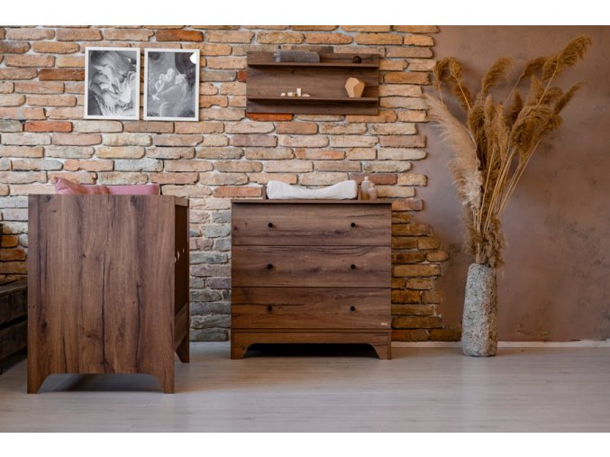 tří zásuvková komoda do dětského pokoje Faktum Nest Walnut v odstínu tmavého ořechu, Tlakově ovládané zásuvky bez úchytek s moderním systémem otevírání push-open