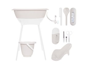 L104101 Sada všech výrobků trendové holandské značky LUMA babycare, které budete ke koupání potřebovat sestává z dětské plastové vaničky, stojanu pod vaničku , kyblíku na pleny s víkem, koupacího lehátka, koupacího teploměru, hřebínku a kartáčku, dětské manikúry a odtokové hadice. Cena sady je zvýhodněná oproti koupi po jednotlivých kusech! barva krémová pure oat