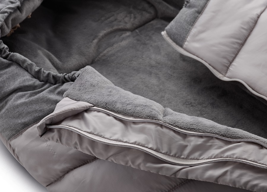 Inglesina Inglesina Fusak Winter Muff CYBER-SILVER pro kombinovaný/Sportovní kočárek" "Barva:stříbrné|Délka:100|Druh:zimní|Materiál:polyester|Prošívaný:ano|Stahovací:ano|Typ zapínání:pojízdný zip|Umístění fusaku:do kočárku|