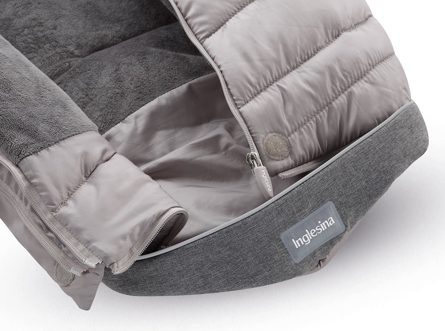 Inglesina Inglesina Fusak Winter Muff CYBER-SILVER pro kombinovaný/Sportovní kočárek" "Barva:stříbrné|Délka:100|Druh:zimní|Materiál:polyester|Prošívaný:ano|Stahovací:ano|Typ zapínání:pojízdný zip|Umístění fusaku:do kočárku|