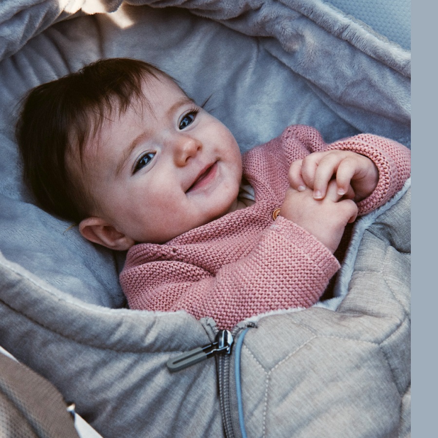 Inglesina Inglesina Fusak Winter Muff CYBER-SILVER pro kombinovaný/Sportovní kočárek" "Barva:stříbrné|Délka:100|Druh:zimní|Materiál:polyester|Prošívaný:ano|Stahovací:ano|Typ zapínání:pojízdný zip|Umístění fusaku:do kočárku|