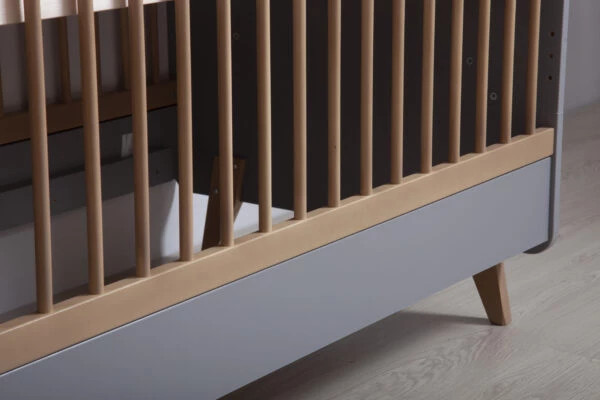 Faktum Postýlka Faktum Colette Grey 60x120 cm" "Barva:šedé|Kategorie:Bydlení|Materiál:lamino, masiv|Nábytková řada:Colette|Polohovací:ano|Vyndavací příčky:ano|Značka:Faktum|