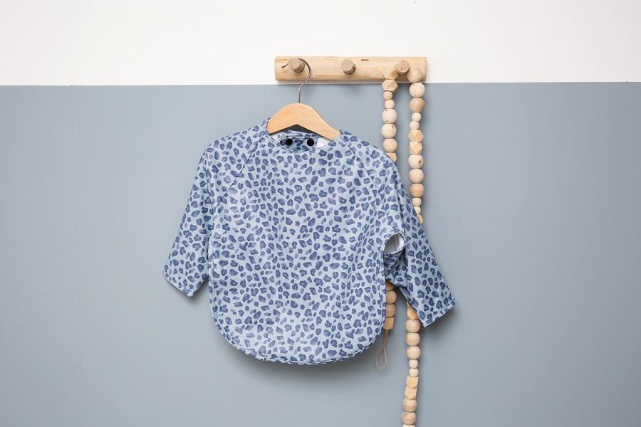 Bebe-Jou Bryndáček s dlouhým rukávem Bébé-Jou Leopard Blue" "Barva:modré|Požadované vlastnosti:S rukávy|Vzor:Leopard Blue|Zapínání:baby patent|