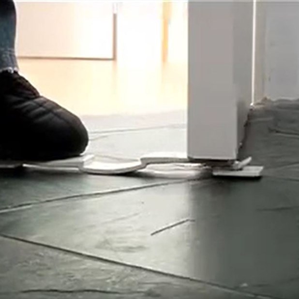 Baby Dan BabyDan oboustranná brzda dveří Two-Way Stop, BIO" "Barva:bílé|Druh zábrany:bezpečnostní prvky|Materiál:plast|Určení zábrany:bytové|